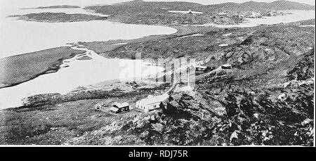 . Ein Sommer in Grönland. Natural History. Platte VI Abb. 8. GODHAVN HAFEN Der Pfeil zeigt auf den Rumpf des 'Fuchs' am Strand. Abb. 9. GODHAVN, ÜBER DER ARKTIS STATION auf den Pfeil outlook station Punkte. Bitte beachten Sie, dass diese Bilder sind von der gescannten Seite Bilder, die digital für die Lesbarkeit verbessert haben mögen - Färbung und Aussehen dieser Abbildungen können nicht perfekt dem Original ähneln. extrahiert. Seward, A.C. (Albert Charles), 1863-1941. Cambridge: University Press Stockfoto