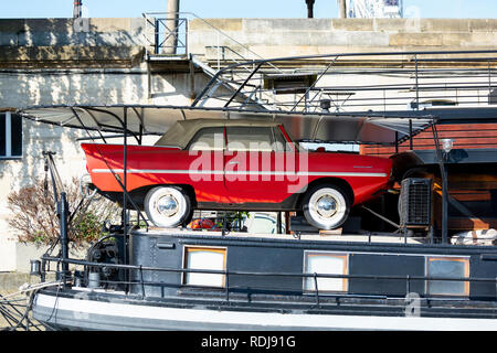 Klassische Amphicar 770 auf dem Boot entlang des Canal St-Martin in Paris geparkt. Stockfoto