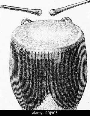 . Mensch und Tier in der östlichen Äthiopien: von Beobachtungen in British East Africa, Uganda und dem Sudan. Natural History; indigene Völker; Ethnologie. 84 östlichen ÄTHIOPIEN VII aus Holz mit einem Stück ox-liide über seine Enden gespannt. Diese zwei Stücke von Verstecken werden durch Schnüre aus l angeschlossen) anann, Faser, die zu l^ eep Sie angespannt dienen. Die Disposition von tlie Schnüre produziert eine dekorative Wirkung verbessert. l) y-Färbung. Einige der Fässer werden von De (Irmi) us Größe. Ich liave gesehen ein Vai würde und eine Hälfte. Drum'ooii Tlio Uganda - ists ai i liollow, Kegelstumpf aus Holz mit einem Stück otoxdiide Stret Stockfoto