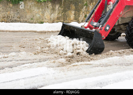 Radlader machine Schnee entfernen im Winter auf der Straße Stockfoto