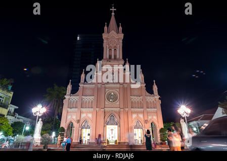 Da Nang, Vietnam - 21. Oktober 2018: Danang Dom außen (Basilika des Heiligen Herzen Jesu) in der Nacht. Lange Belichtung mit Lens Flares. Stockfoto
