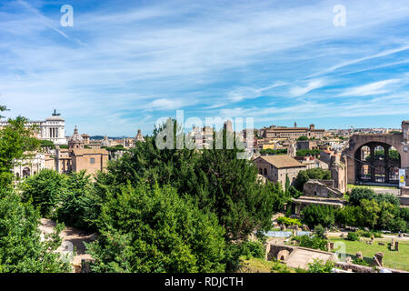 Rom, Italien, 24. Juni 2018: Das stadtbild Skyline von Rom vom Palatin, Forum Romanum, Grab des unbekannten Soldaten Stockfoto