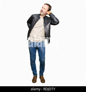 Mittleres Alter stattlicher Mann mit schwarzen Lederjacke Leiden der Nacken Schmerzen Verletzungen, Hals mit der Hand berühren, Muskelschmerzen Stockfoto