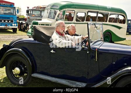 Eine 1930er Jahrgang Austin 10/4 Clifton Tourer am Anglesey Oldtimer Rallye, Anglesey, North Wales, UK, Mai 2010 angetrieben wird Stockfoto