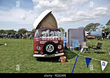 Ein Anfang der 1970er Jahre vintage Volkswagen Wohnmobil mit Dach an der Oldtimer Rallye, Anglesey Anglesey, North Wales, UK, Mai 2010 verlängert. Stockfoto