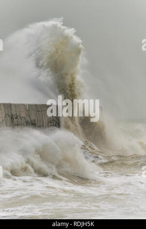 Atemberaubende Wellen über Hafen Wand während des windigen Sturm auf Phillip Island auf der englischen Küste Stockfoto