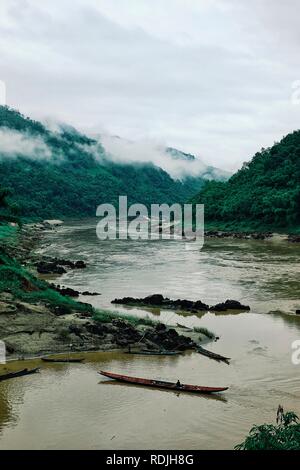 Luang Namta/Laos - JUL 06 2011: Blick auf den grossen Mekong River mit dem Kanu Stockfoto