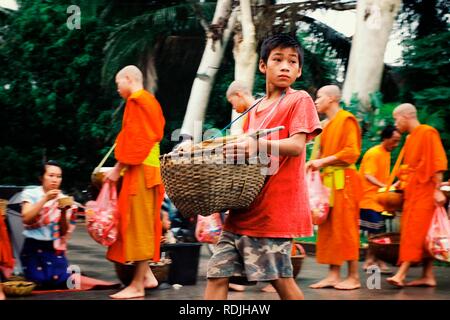 Luang Prabang/Laos - JUL 06 2011: Mönche während ihrer frühen Morgen rund um die Stadt ihre Almosen zu sammeln Stockfoto