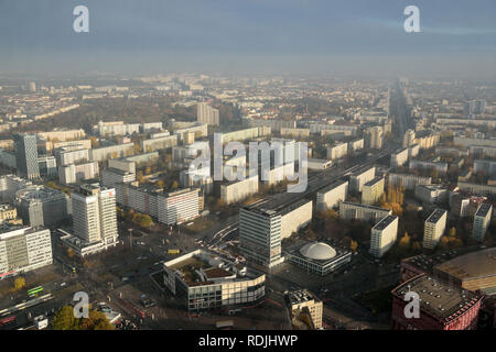 Berlin, Deutschland - 11 November 2018. Blick über Berlin, Bezirk Friedrichshain mit Gewerbe- und Wohngebäuden. Stockfoto