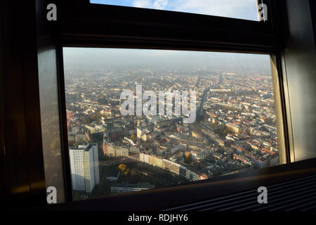 Berlin, Deutschland - 11 November 2018. Blick über Berlin aus einem Fenster von Sphere Restaurant im Fernsehturm Fernsehturm in Berlin. Stockfoto