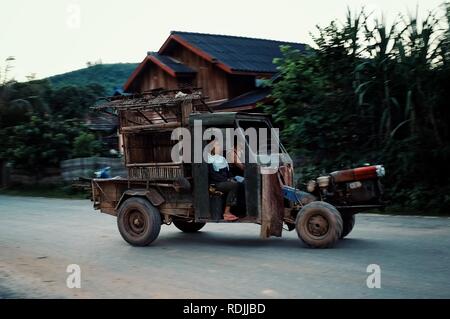 Luang Namta/Laos - JUL 06 2011: typisches Dorf Transport von Südostasien Stockfoto