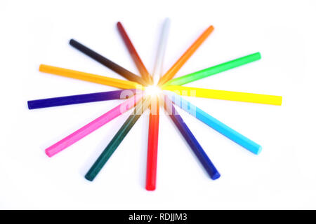 Design von vielen bunten Bleistifte. Auf den weißen Hintergrund isoliert. Stockfoto