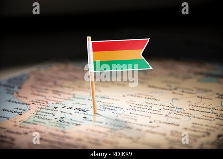 Bolivien markiert mit einer Flagge auf der Karte Stockfoto