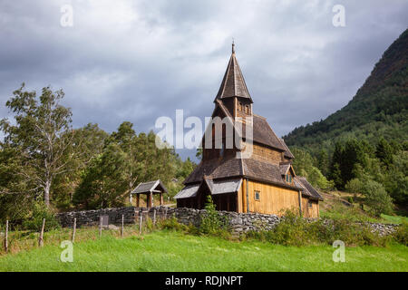 12. jahrhundert Holz- romanischen Urnes Stabkirche Urnes stavkyrkje (), aufgeführt als UNESCO-Weltkulturerbe und eine der ältesten verbleibenden Kirche Stabkirchen Stockfoto