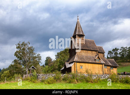 12. jahrhundert Holz- romanischen Urnes Stabkirche Urnes stavkyrkje (), aufgeführt als UNESCO-Weltkulturerbe und eine der ältesten verbleibenden Kirche Stabkirchen Stockfoto