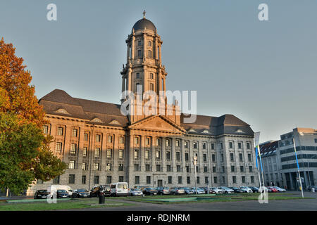 Berlin, Deutschland - 11 November 2018. Altes Stadthaus (Altes Rathaus) Gebäude in Berlin, mit Autos. Stockfoto