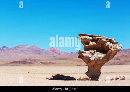 Berühmten Stein Baum oder Arbol de Piedra in der Nähe der Salzsee von Uyuni, Bolivien Stockfoto