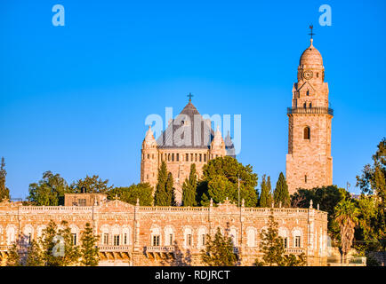 Blick auf die Kirche von 1352 auf dem Berg Zion, Jerusalem, Israel. Sonnigen Tag. Blauer Himmel die Abtei alte Gebäude Stockfoto