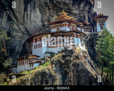 Blick auf Taktshang Kloster oder Tiger Nest auf dem Berg in Paro, Bhutan Stockfoto