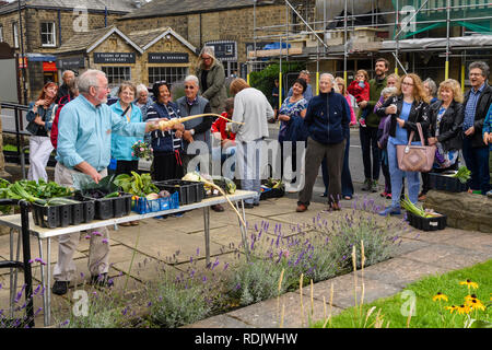 Charity Auktion von frischem Obst & Gemüse produzieren im Gartenbau Ereignis (Auktionator & Menschen) - Gärtner zeigen, Burley-in-Wharfedale, Yorkshire, England. Stockfoto