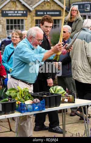 Charity Auktion von frischem Obst & Gemüse produzieren im Gartenbau Ereignis (Auktionator & Menschen) - Gärtner zeigen, Burley-in-Wharfedale, Yorkshire, England. Stockfoto