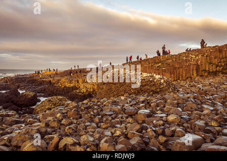 County Antrim, Nordirland, Großbritannien - Dec 28, 2016: Touristen durch die großen Sechseckigen Basaltfelsen Spalten an der Grafschaft Antrim, Nord Stockfoto