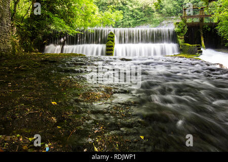 Cressbrook Wehr, Monsal dale Peak District, Großbritannien Stockfoto