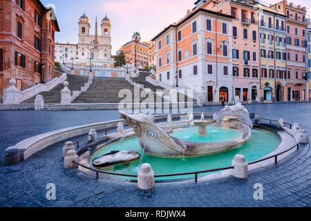 Die spanische Treppe, Rom. Stadtbild Bild der Spanischen Treppe und Barcaccia Fontain in Rom, Italien bei Sonnenaufgang. Stockfoto