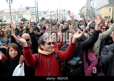 Die Demonstranten skandieren Parolen auf einer Kundgebung vor dem Parlament in Athen. Stockfoto
