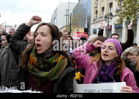 Die Demonstranten skandieren Parolen auf einer Kundgebung vor dem Parlament in Athen. Stockfoto