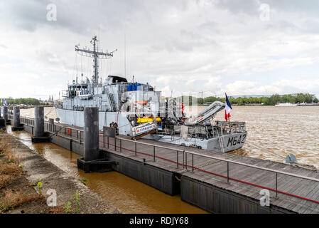 Bordeaux, Frankreich - 22. Juli 2018: Kriegsschiff zu Dock in Fluss Garonne günstig Stockfoto