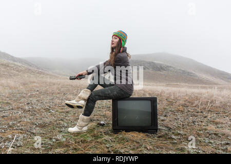 Mädchen in der Steppe sitzen auf dem TV Stockfoto