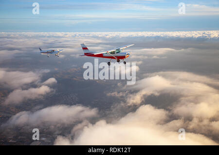 Beliebte einmotorigen Flugzeug fliegen durch die Wolken Stockfoto