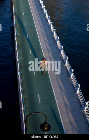 Ein Radfahrer auf der Riverside cycleway/Gehweg, Stadtzentrums von Brisbane, Queensland, Australien Stockfoto