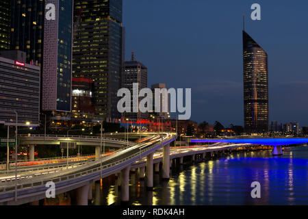 Riverside Expressway und Brisbane City Centre in der Dämmerung, Queensland, Australien Stockfoto