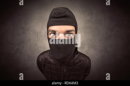 Einbrecher in schwarzer Kleidung und Sturmhaube auf seinem Kopf. Stockfoto