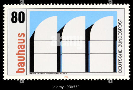 Deutsche Briefmarke (1985): Bauhaus Architektur - Bauhaus-Archiv (Walter Gropius, 1979) Stockfoto