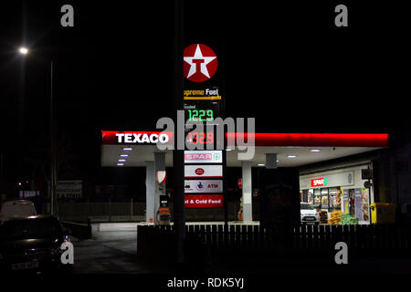 Texaco rot Benzin und Tankstelle bei Nacht Stockfoto