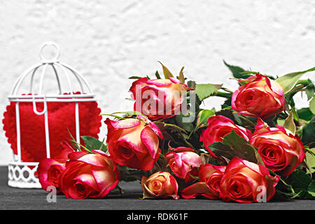 Valentinstag Konzept. Herzförmige Ornament in der dekorativen Vogel käfig auf einem hölzernen Hintergrund (selektive Fokus). Stockfoto