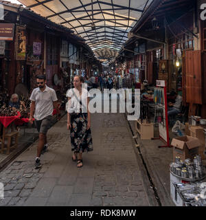 Gaziantep, Türkei - September 11, 2018: Touristen in der bakircilar (kupferschmieden) Basar von Gaziantep am 11. September 2018. Stockfoto