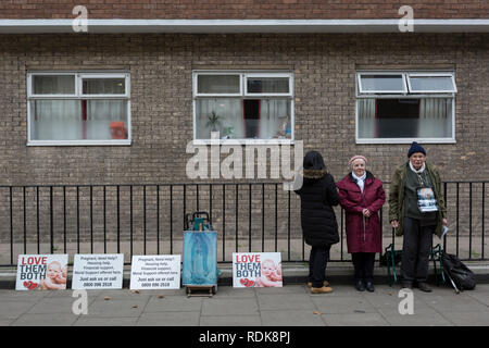 Drei Anti-abtreibungs-Aktivisten stehen Mahnwache gegenüber Marie Stopes International im Whitfield Street, W1, am 16. Januar 2019 in London, England. Stockfoto