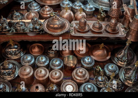 Kupfer Souvenirs in bakircilar Basar von Gaziantep, Türkei Stockfoto