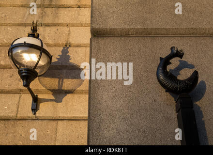 Lampe und Fisch - Thema Architektur auf der Fischhändler Halle Wharf unter der London Bridge in der Londoner City-aka der Square Mile - der Capital District, am 17. Januar 2019 in London, England. Stockfoto