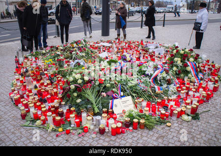 Am 17. Januar 2019 beobachten die Menschen Kerzen für Jan Palach in der Jan Palach und an der Jan Zajic Gedenkstätte im oberen Teil des Platzes in Prag, Tschechische Republik. Pal Stockfoto