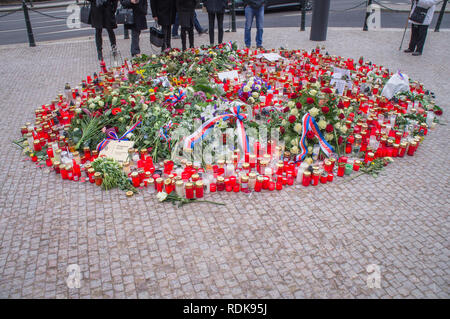 Am 17. Januar 2019 beobachten die Menschen Kerzen für Jan Palach in der Jan Palach und an der Jan Zajic Gedenkstätte im oberen Teil des Platzes in Prag, Tschechische Republik. Pal Stockfoto