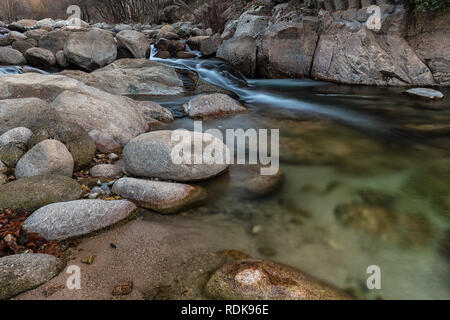 Garganta Jaranda. Landschaft in der Nähe von Jarandilla de la Vera, Caceres. Der Extremadura. Spanien. Stockfoto