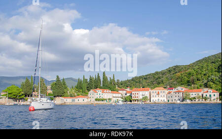 Blick vom Meer auf das Rosendorf auf der Halbinsel Lustica, Kotor Bay, Boka Kotorska, Montenegro von Flavia Brilli Stockfoto