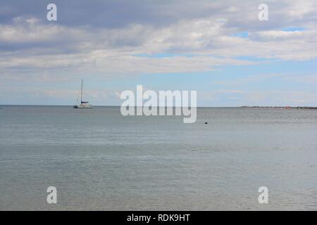 Lonely Segelboot im Ozean, malerischen Sky. Corralejo, Fuerteventura, Spanien. Stockfoto