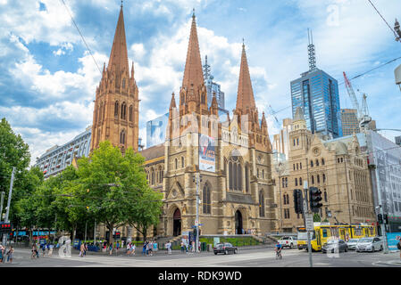 Melbourne, Australien - 28 Dezember, 2018: die St Paul's Kathedrale, entworfen von großen Englischen Gothic Revival Architekten William Butterfield und in Abgeschlossen Stockfoto