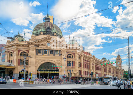 Melbourne, Australien - 29 Dezember, 2019: Bahnhof Flinders Street in Melbourne, dient das gesamte Stadtgebiet Schienennetz Stockfoto